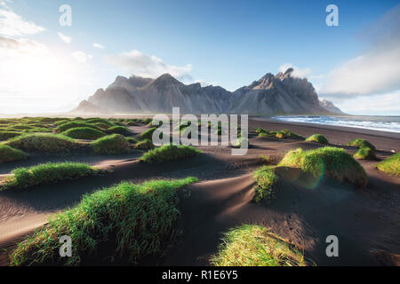 À l'ouest des montagnes fantastiques de lave volcanique et dunes de sable sur la plage, Stokksness l'Islande. Matin d'été colorés de l'Islande, de l'Europe Banque D'Images