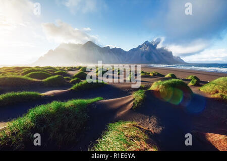 À l'ouest des montagnes fantastiques de lave volcanique et dunes de sable sur la plage, Stokksness l'Islande. Matin d'été colorés de l'Islande, de l'Europe Banque D'Images