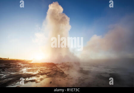 Magnifique coucher de soleil Strokkur geyser éruption en Islande. Couleurs fantastiques Banque D'Images