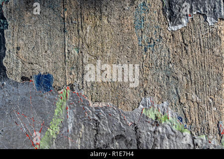 Mur de béton rugueux en close-up de vieille peinture grise et avec l'empreinte laissée par un coffrage en bois. Full Frame grungy background concept. Banque D'Images