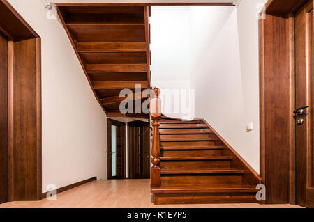 Un escalier en bois de chêne marron moderne et les portes de nouveau rénové house interior Banque D'Images