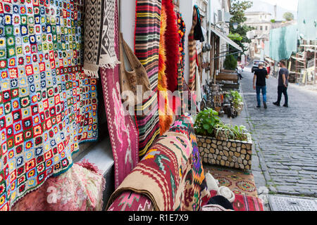 Des œuvres d'art et d'artisanat locales sont à vendre dans la ville de Gjirokaster, dans le sud de l'Albanie. Banque D'Images