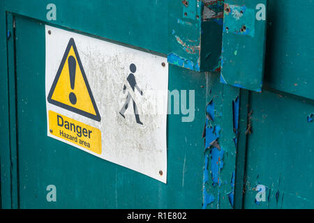 Ancienne unité industrielle triangle de danger jaune avertissement - si vieux le cercle rouge barré par figure humaine a disparu. Banque D'Images