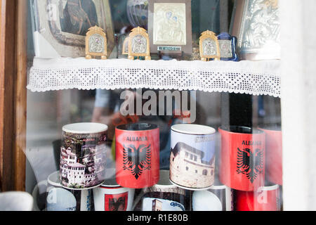 Des œuvres d'art et d'artisanat locales sont à vendre dans la ville de Gjirokaster, dans le sud de l'Albanie. Banque D'Images