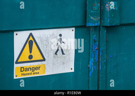 Ancienne unité industrielle triangle de danger jaune avertissement - si vieux le cercle rouge barré par figure humaine a disparu. Panneaux d'avertissement d'usine. Banque D'Images