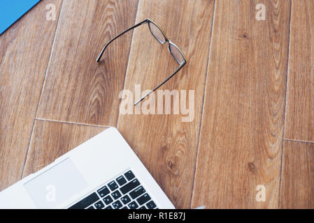 Lunettes d'ordinateur portable Tablet sur le plancher en bois parquet large d'arrière-plan Banque D'Images