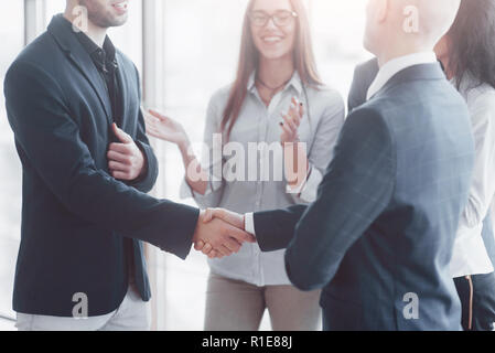 Deux business man shaking hands lors d'une réunion à l'office, succès, traitant, salut et concept partenaire Banque D'Images