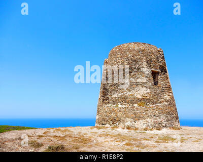 La tour Flumentorgiu, une fortification du 16ème siècle le long de la côte de la Sardaigne, Italie Banque D'Images