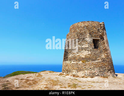 La tour Flumentorgiu, une fortification du 16ème siècle le long de la côte de la Sardaigne, Italie Banque D'Images