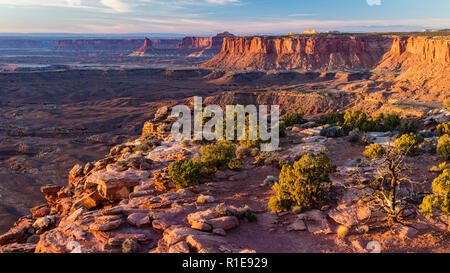 Heure d'or de la lumière sur la Tour de l'île et Chandelier dans le ciel depuis la fin de grand point de Canyonlands National Park, en Utah. Banque D'Images