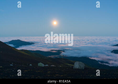 Pleine lune caché sur une mer de nuages, vu depuis les hauteurs de la cordillère des Andes Banque D'Images