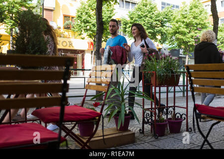 Cafés de créer un lieu pour la jeune génération de sortir et profiter de la vie à Tirana, la capitale de l'Albanie. Banque D'Images