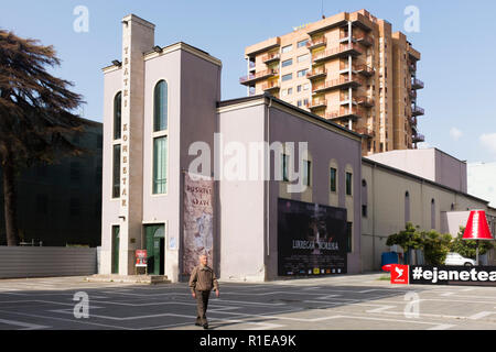 Le Théâtre National, parfois appelé le théâtre de Rama à Tirana, la capitale de l'Albanie. Banque D'Images