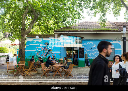 Cafés de créer un lieu pour la jeune génération de sortir et profiter de la vie à Tirana, la capitale de l'Albanie. Banque D'Images