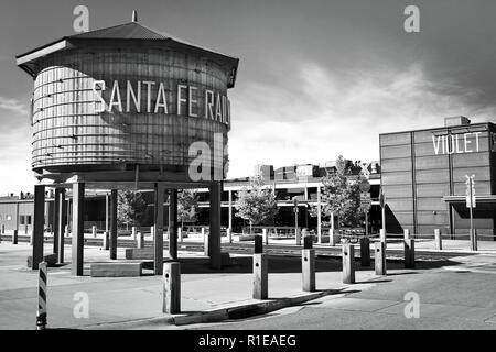 La gare de Santa Fe en réservoir d'eau est un point de repère dans la quartier des arts gare le long du côté de la voie ferrée et Farmer's Market à Santa Fe, NM Banque D'Images