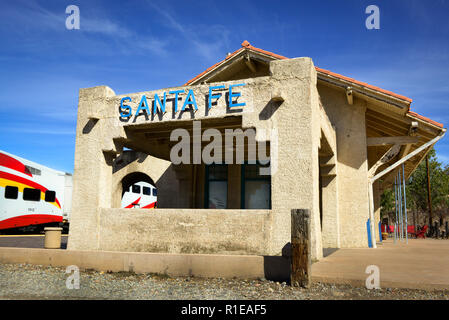 La gare de Santa Fe vintage aux côtés de la nouvelle gare ferroviaire de train Express Mexique Runner attend son prochain commute à Albuquerque Banque D'Images