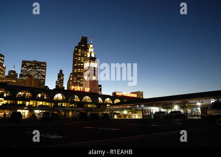 Port de San Francisco Ferry Building at night ; tour de l'horloge et skyline en arrière-plan. Banque D'Images