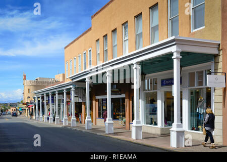 Les gens profiter des boutiques et restaurants sur West San Francisco Street dans le centre-ville historique de Santa Fe, NM Banque D'Images