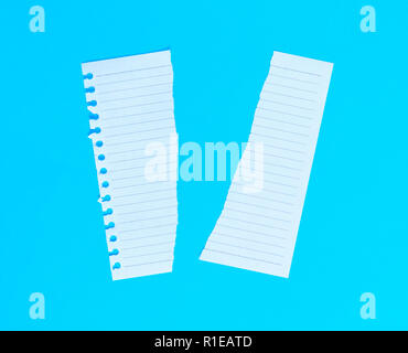 Déchiré en moitié blanche feuille vierge en ligne sur backgroundclose bleu jusqu' Banque D'Images