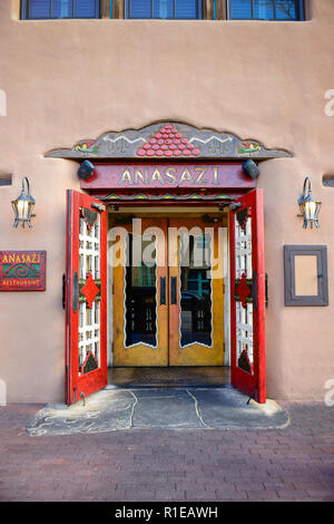 L'entrée du charmant restaurant Anasazi à Santa Fe, NM, associé à la boutique hôtel de luxe, le Rosewood Inn of the Anasazi Banque D'Images