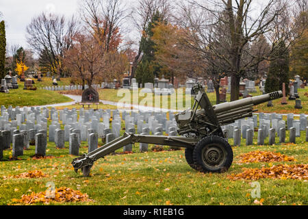 - Le Canadien National Beechwood Cemetery - l'artillerie et les monuments funéraires des soldats tombés pendant la Seconde Guerre mondiale - Ottawa, Ontario, Canada Banque D'Images