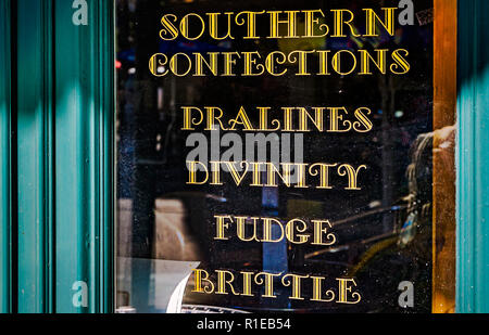 Une fenêtre s'affiche, pralines, divinité pécan fudge, et cassante à Georges Trois bonbons & asile, le 3 novembre 2018, à Mobile, Alabama. Banque D'Images