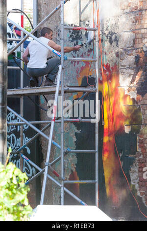Pour promouvoir leur "rupture" du 21ème siècle album et tournée mondiale, le groupe Green Day organisé pour plusieurs grandes peintures murales à peindre dans différents endroits à travers la ville de Sydney, Australie. En raison du fait que l'installation des peintures murales n'a pas été approuvé par le Conseil de Sydney, les peintures murales ont été rapidement retirés. Sur la photo : un travailleur retire une journée verte d'une paroi murale à Liverpool Street à l'angle de Riley Street à Darlinghurst. Banque D'Images