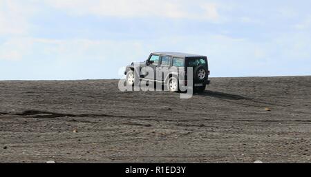 Jeep Wrangler sur terrain islandais Banque D'Images