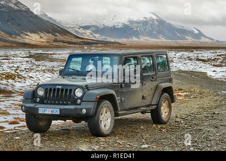 Jeep Wrangler sur terrain islandais Banque D'Images