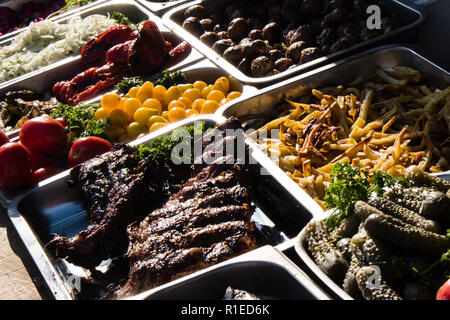 Légumes grillés, poissons et viandes sur l'alimentation de rue marché culinaire, festival, événement. Banque D'Images