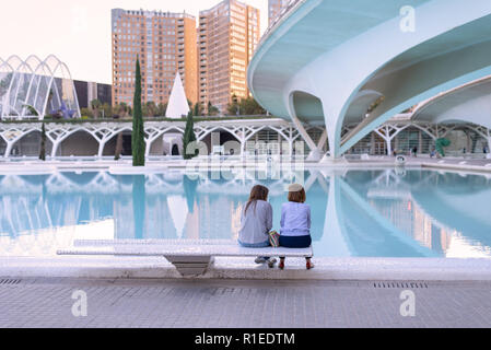 Deux femmes bavardant à la Cité des Arts et des Sciences de Valence, Espagne Banque D'Images