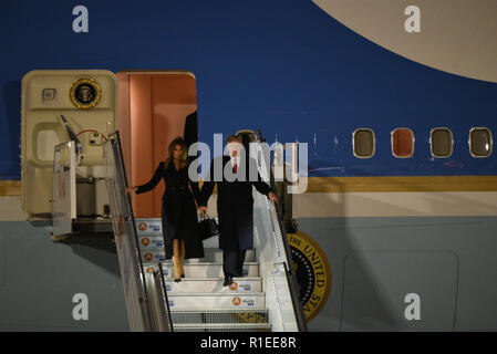 Novembre 09, 2018 - Paris, France : Le président Donald Trump et son épouse Melania laissez-nous l'Air Force One après leur arrivée à l'aéroport de Paris Orly. Le président américain Donald Trump et son epouse Melania ascendant de l'Air Force One a leur arrivee a l'aeroport d'Orly. *** FRANCE / PAS DE VENTES DE MÉDIAS FRANÇAIS *** Banque D'Images