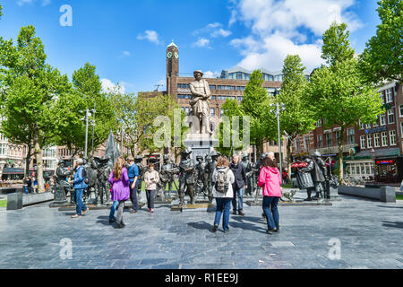 AMSTERDAM - 28 MAI 2015 : Monument Rembrandt sur une journée ensoleillée. L'artiste, peintre et graveur, le grand maître du clair-obscur, la plus grande représentation Banque D'Images