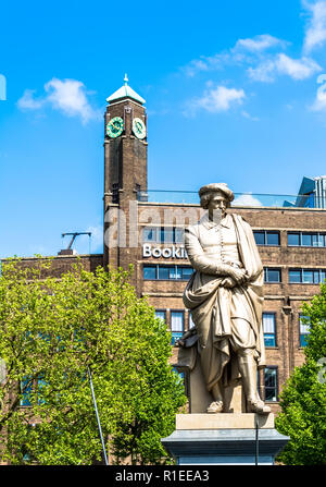 AMSTERDAM - 28 MAI 2015 : Monument Rembrandt sur une journée ensoleillée. L'artiste, peintre et graveur, le grand maître du clair-obscur, la plus grande représentation Banque D'Images