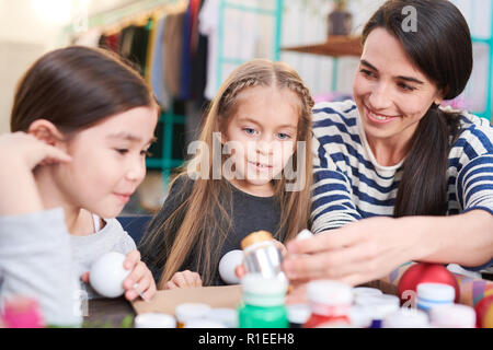 Deux enfants de faire les décorations de Noël Banque D'Images