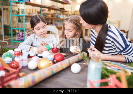 Les ornements faits à la main des enfants Banque D'Images