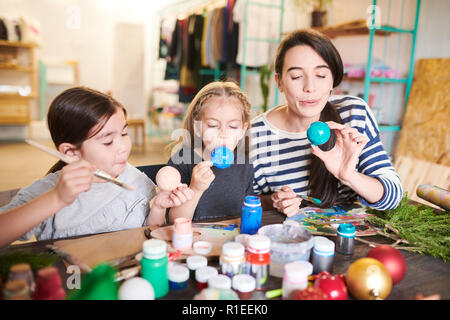 Kids Girls Making Christmas Ornaments Banque D'Images