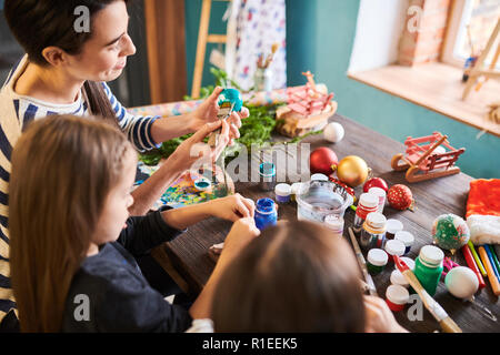 La peinture des ornements de Noël dans la classe d'Art Banque D'Images