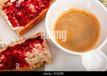 Du café, de la baguette avec de la confiture de fraise Banque D'Images