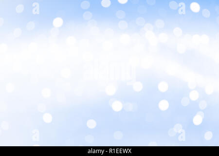 Blue light ray flou artistique flou d'arrière-plan. La lumière qui brille sur plan horizontal à fonds blancs. Banque D'Images