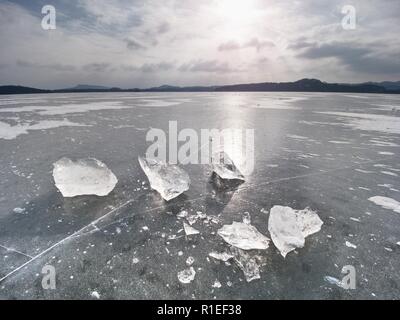 Morceau de glace colorée en polaire en soirée. Résumé La nature de fond de glace. Banque D'Images