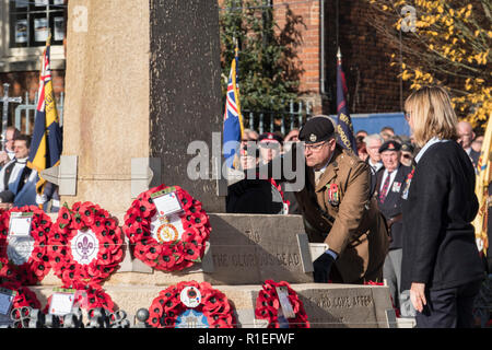 Un officier de l'établit un récif lors de la parade de dimanche du souvenir. Le dimanche est un jour du Souvenir pour le Royaume-Uni de se rappeler et honorer ceux qui ont sacrifié leur vie pour protéger la liberté du peuple britannique. Bury St Edmunds, Suffolk, UK 11/11/18 Banque D'Images