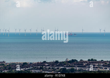 Une vue de la South Downs juste derrière Brighton donnant sur la Manche avec la ferme éolienne off-shore Banque D'Images