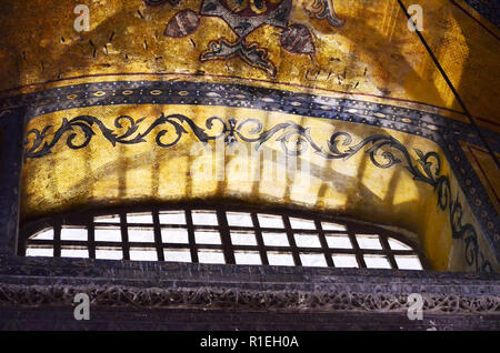 Istanbul, Turquie, le 19 septembre 2018. Lumière du soleil à travers la fenêtre les bars de Sainte-Sophie. Fragment d'une ancienne mosaïque byzantine. Banque D'Images