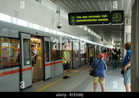 Wien, Bau der U-Bahn U2, Tag der offenen Tür, Pulikumsfahrten Banque D'Images