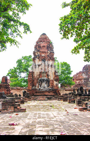 Pagoda et statues de Bouddha vieilles à Wat Mahathat et célèbres destinations touristiques populaires Ayutthaya, Thaïlande. Banque D'Images