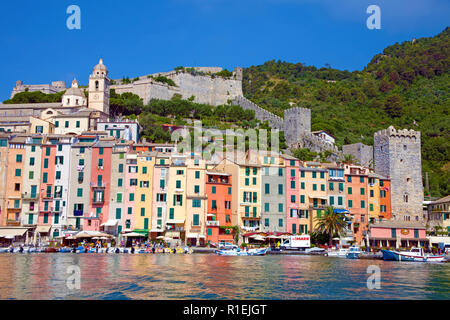 Rangée de maisons colorées au port de Portovenere, province La Spezia, Riviera di Levante, ligurie, italie Banque D'Images