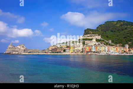Vue panoramique sur le village de pêcheurs Portovenere avec l'église médiévale San Pietro, province La Spezia, Riviera di Levante, ligurie, italie Banque D'Images