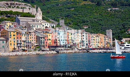 Rangée de maisons colorées au port de Portovenere, province La Spezia, Riviera di Levante, ligurie, italie Banque D'Images