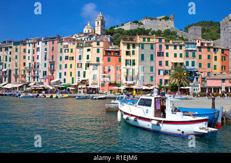 Rangée de maisons colorées au port de Portovenere, province La Spezia, Riviera di Levante, ligurie, italie Banque D'Images